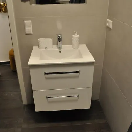 شقة Moderne 2-zi Neubau Mit Komfort *
